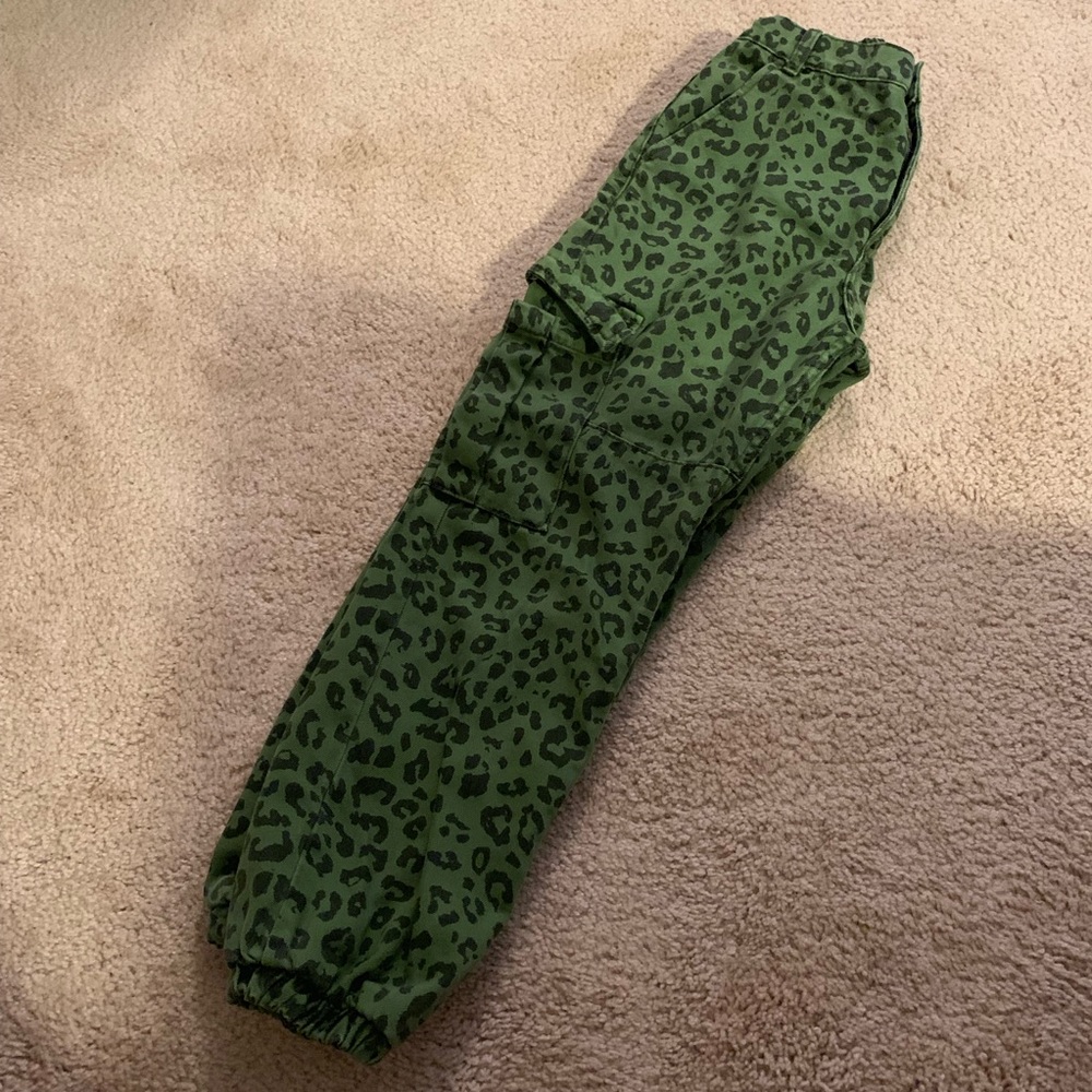 Bershka Green leopard cargo pants BRAND NEW - Picture 5 of 6